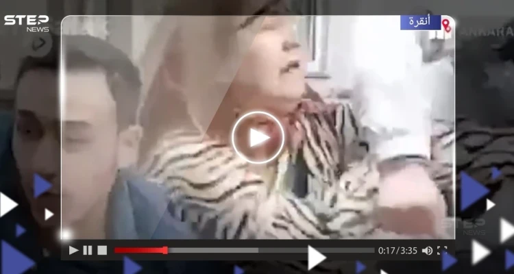 بالفيديو|| امرأتان تهاجمان أخرى محجبة بشكل مفاجئ في أحد شوارع أنقرة