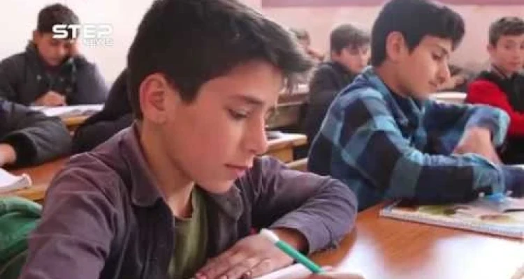 معلمو غربي حلب مستمرون في عملهم رغم انقطاع رواتبهم