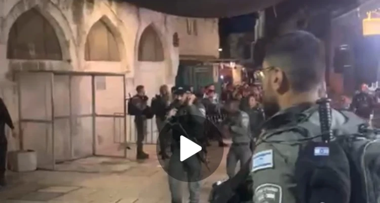بالفيديو|| إصابة جنديين إسرائيليين خلال عملية طعن بالقدس.. والشرطة الإسرائيلية تقتل منفذها وسط الشارع