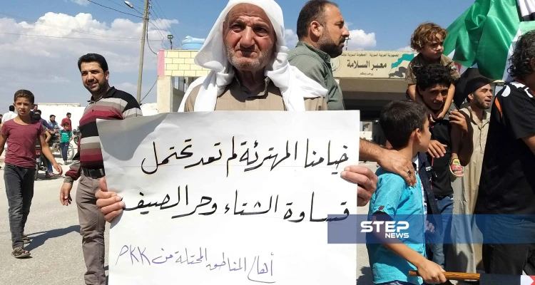 تحت شعار "الثورة جمعتنا ورايتها وحدتنا"، خرجت مظاهرة في معبر باب السلامة الحدودي مع تركيا