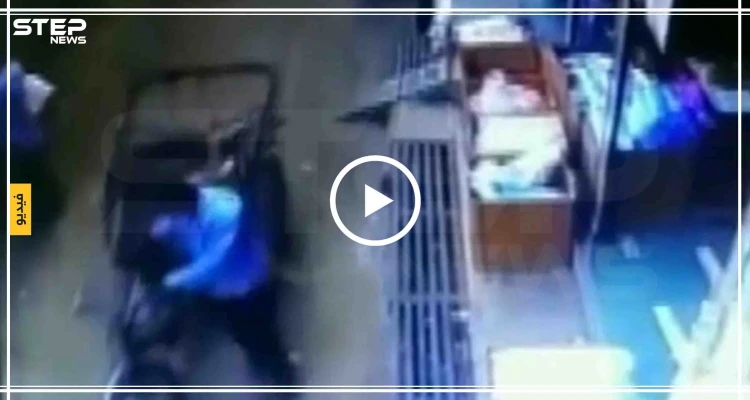 نجاة طفلٍ سقط من الطابق الثاني.. وصفه الأهالي بالـ "معجزة" (فيديو)