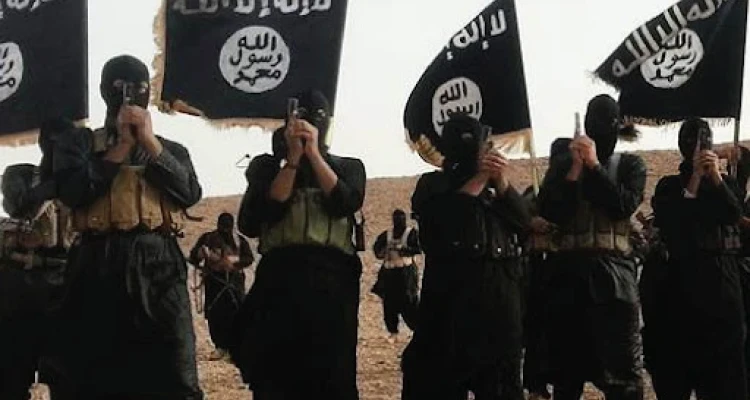 تنظيم داعش يقطع أيدي وأرجل 5 أشخاص ويصلبهم حتى الموت ويداهم حقلاً نفطياً بدير الزور