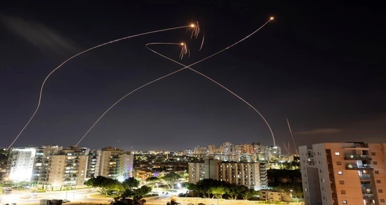 بالفيديو|| 100 صاروخ معاً.. ضربة موجعة تتلقاها عسقلان من غزة والإعلام العبري يصفها بـ"ليلة سوداء" بعد سقوط ضحايا