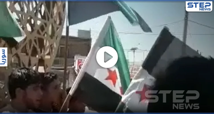 بالفيديو|| "دين محمد ما بدوم".. مظاهرة في بلدة سجو لمقاتلين موالين لتركيا يشتمون الدين