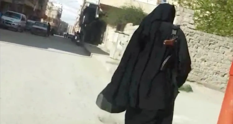 امرأتان ورجل ينفذوا عمليات انتحارية بين عناصر لـ "داعش" و"قسد" في الباغوز