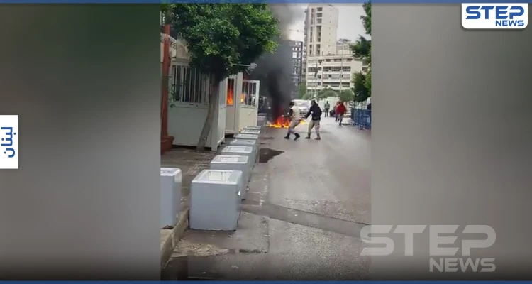 بالفيديو|| في مشهدٍ مخيف.. مواطن لبناني يحرق نفسه أمام مركز الضمان الاجتماعي
