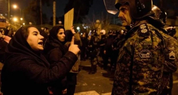 بالفيديو|| خامنئي يتبرأ.. ومنظمة حقوقية تكشف تفاصيل مروعة عن طرق سحق إيران للتظاهرات السلمية