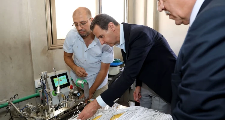 بشار الأسد بعد توليه الرئاسة السورية مجدداً يزور مدينة عدرا الصناعية.. شاهد ما فعله هناك