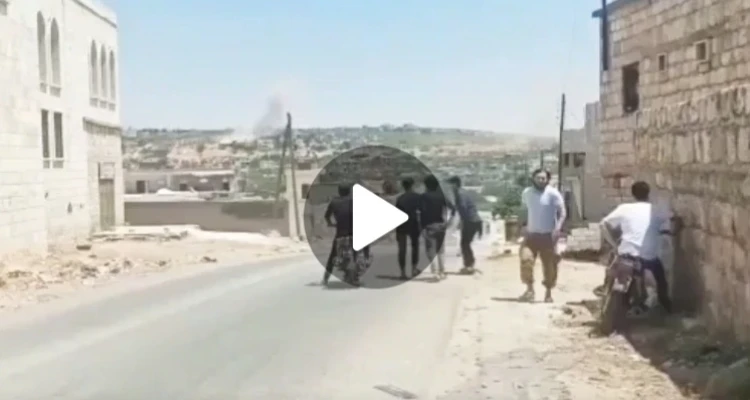 شاهد لحظة تساقط القذائف أثناء خروج المصلين من مسجد بلدة إبلين بريف إدلب بعد تأدية صلاة الجمعة