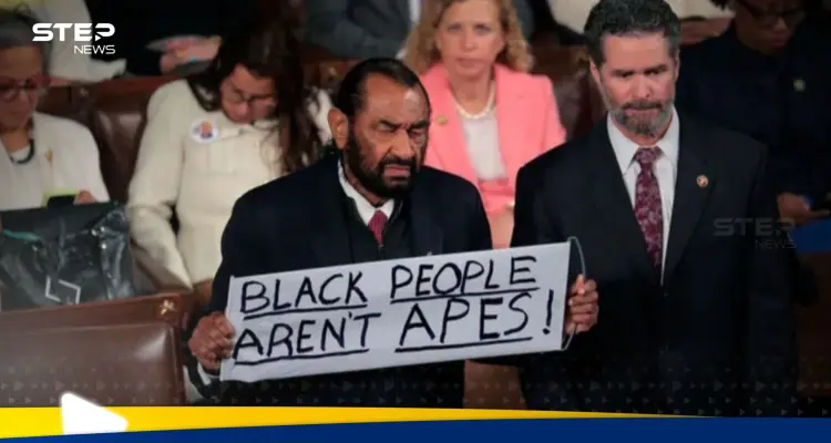 لافتة ضد ترامب