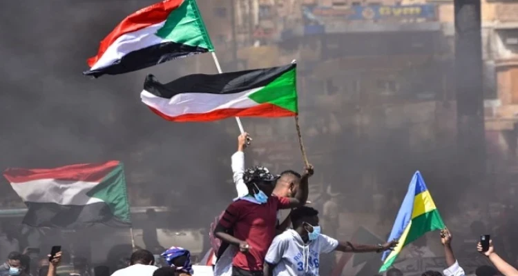 على خلفية الانقلاب.. الاتحاد الإفريقي يتخذ إجراءاً بحق السودان