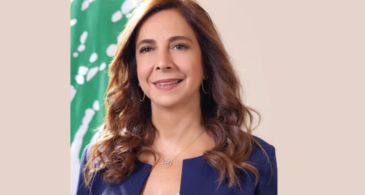 أول وزيرة دفاع عربية تخلد اسمها للتاريخ رغم استقالتها.. تعرّف عليها