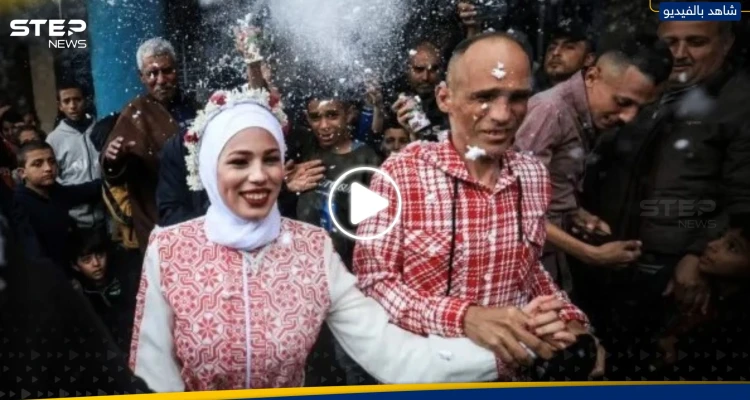 تحت نيران القصف الإسرائيلي.. شاهد حفل زفاف لنازحين داخل مدرسة في غزة (صور+ فيديو)