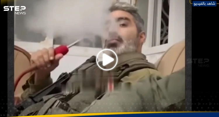 شاهد|| جنود إسرائيليون يدخنون "الشيشة" وهم يسخرون من فلسطينيين مكبلين