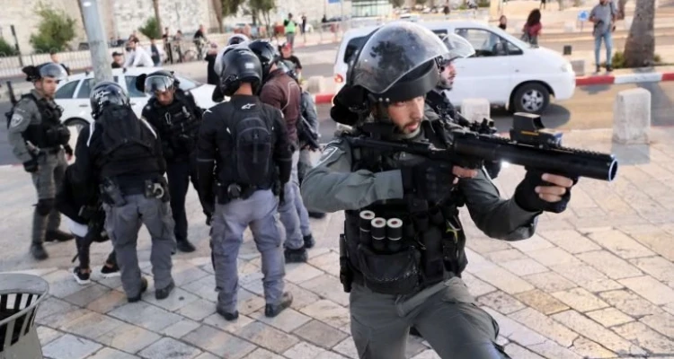بالفيديو|| عملية طعن وسط القدس وإسرائيل تتحرك عسكرياً بآلاف الجنود