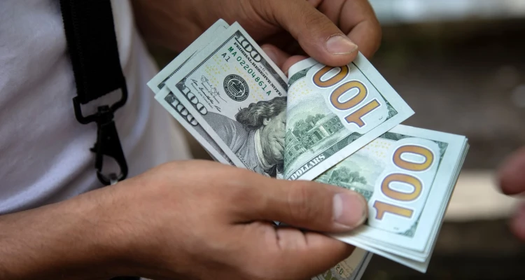 بعد بيان للبنك المركزي اللبناني.. دولار السوق السوداء يواصل هبوطه