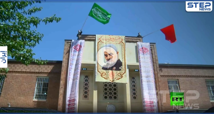 بالفيديو|| إيران تصعد.. وترفع راية الحسين على مقر السفارة الأمريكية وسط طهران