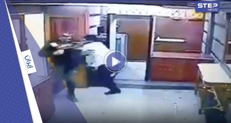 وصِفَ بالأسد فيديو لصراع حارس سفارة أذربيجان مع المسلح الذي اقتحمها بإيران
