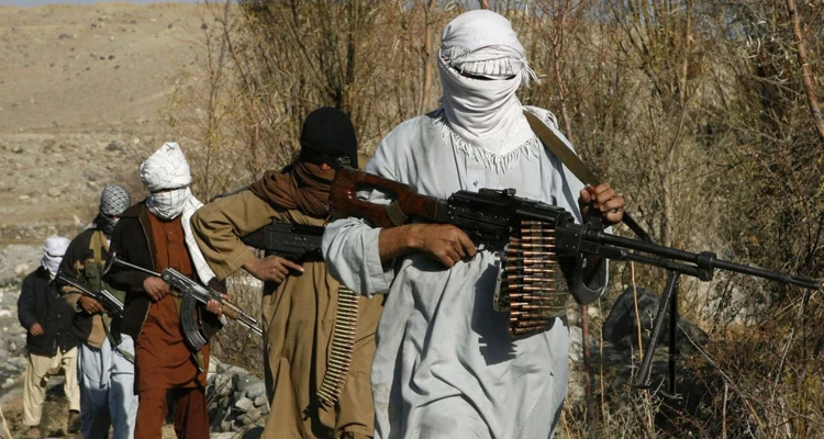 بعمليةٍ مباغتة.. وزير الدفاع الأفغاني يعلن استعادة السيطرة على 3 مناطق من حركة طالبان