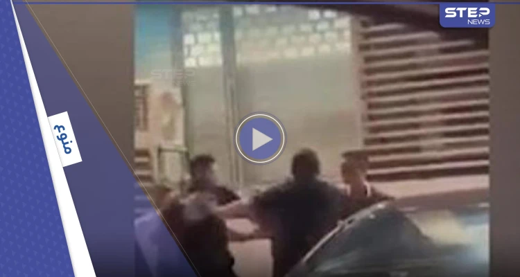 شاهد|| مدافع النادي الأهلي يضرب مشجعاً زملكاوياً في الشارع ويثير جدلاً في مصر