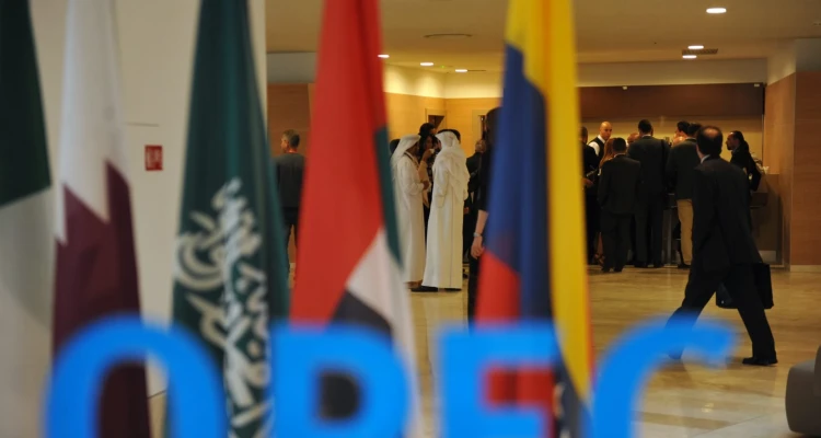 الإمارات تعلن معارضتها لاتفاق دولي بشأن النفط بشكل غير مسبوق وتوضح خطتها