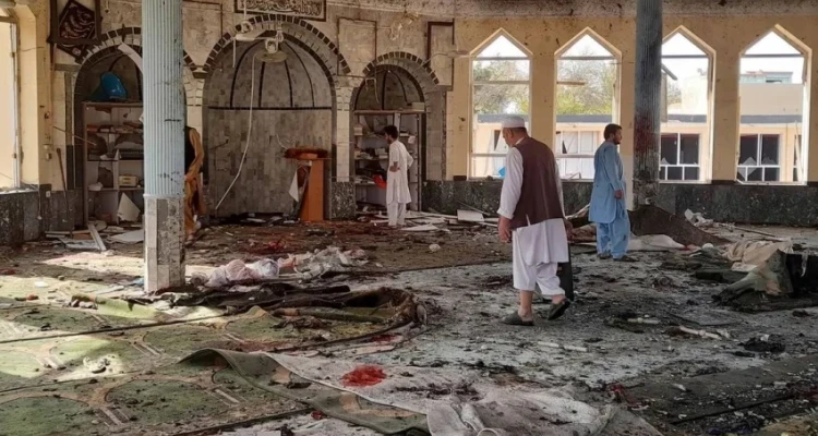 بالفيديو || نحو 100 قتيل.. ارتفاع حصيلة ضحايا تفجير استهدف مسجداً شيعياً شمالي أفغانستان
