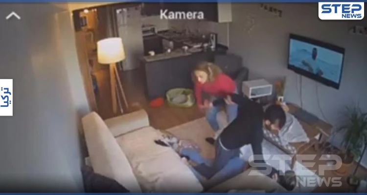 بالفيديو||"أرادتْ تركه".. شاب تركي ينهال بالضرب المبرح على صديقته بالسكن بعد تهديدها بالقتل