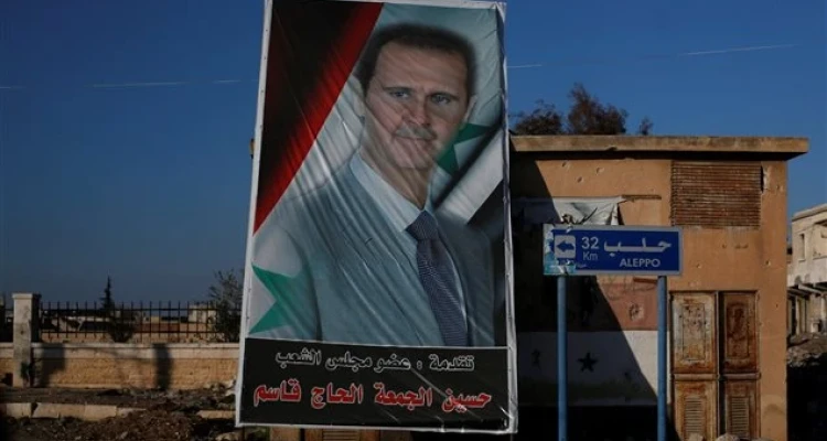 عناصر باللباس المدني يزيلون صور بشار وماهر الأسد من حلب الشرقية، والتفاصيل!!؟