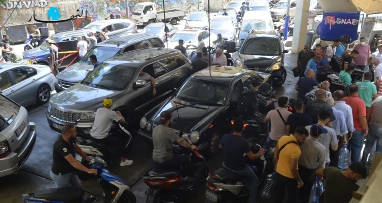 جرحى وإطلاق رصاص داخل محطات الوقود في لبنان (فيديو)