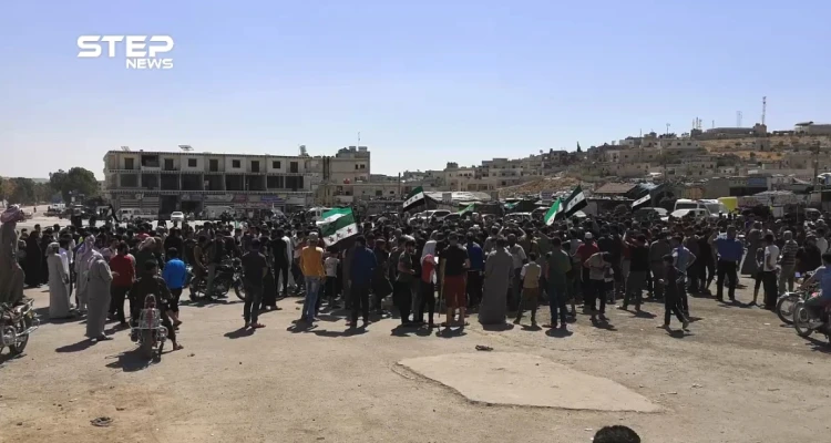 مظاهرة في سرمدا شمال إدلب تنديداً بالقصف على المراكز الحيوية والمدنيين وطالبت بالإفراج عن المعتقلين