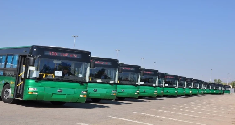 بالصور.. الصين الشعبية تُسلّم نظام الأسد 100 باص نقل داخل