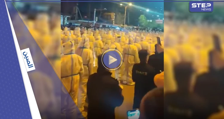 بالفيديو|| كأنهم يواجهون حرباً بيولوجية.. مئات الأشخاص في الصين يرتدون ملابس وقائية كاملة والإعلام يكشف السبب