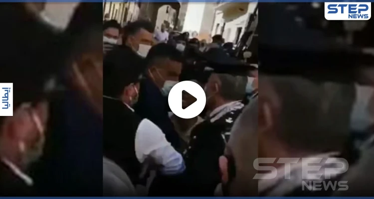 بالفيديو|| امرأة تعتدي على وزير داخلية إيطاليا السابق.. وتمزق ثيابه أمام الملأ