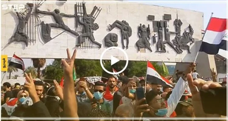 شابة عراقية تعزف موطني بساحة التحرير في بغداد ودبلوماسية غربية تصل الساحة بـالتُكتُك! (فيديو-صور)