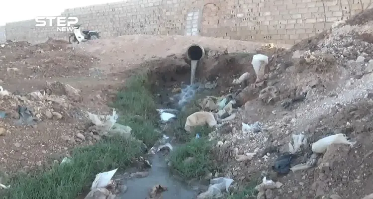 معاناة إنسانية صعبة أبرزها الصرف الصحي في مخيمات اللاجئين لأهالي شمال حماة على الحدود السورية التركية: أخبار