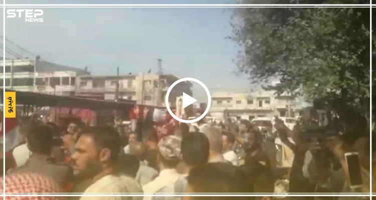 الحماس يدفع بالمئات من الأهالي في الخروج بمسيرات مؤيدة للنظام السوري، شاهد ماذا فعل أهالي منبج