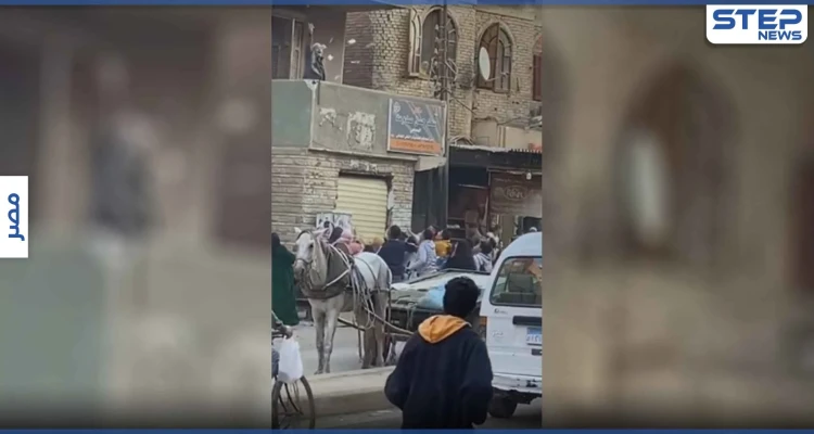 بالفيديو|| بسبب الفراغ بحياته.. رجل يلقي الأموال من شرفة منزله في مصر والشرطة تفرّق المارّة