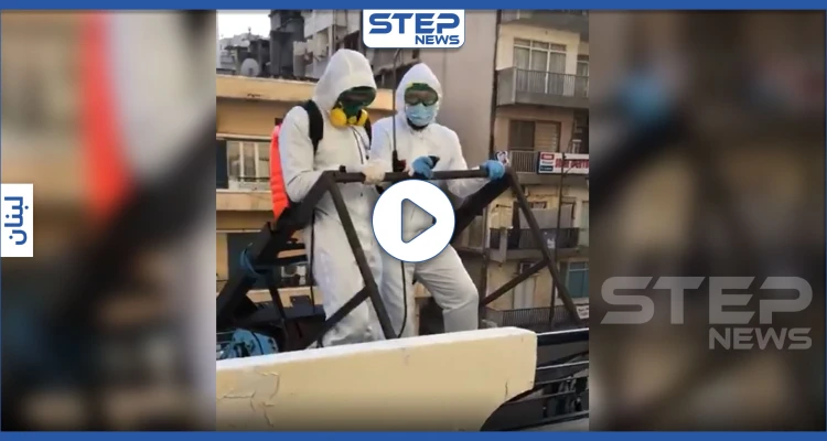 بالفيديو|| عريس الكورونا.. بلباس واقِ ورافعة وصل إلى شقة العروس لتتم الخطبة
