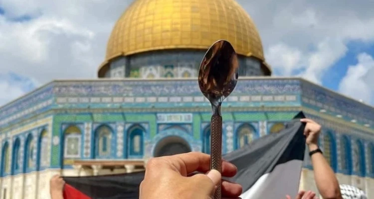 بالفيديو|| الملعقة التي هزّت أمن تل أبيب تُرفع مثيلتها في ساحات المسجد الأقصى.. والقوات الإسرائيلية تتحرك