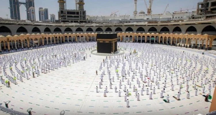 الحج والعمرة تشدد على منع دخول هذه الفئة للصلاة في الحرم المكي أو العمرة