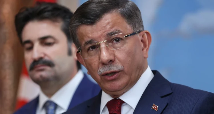 "أنت عارٌ على هذا البلد".. داود أوغلو يهاجم أردوغان ويوجه له تهماً بعد قرارٍ اتخذه الأخير