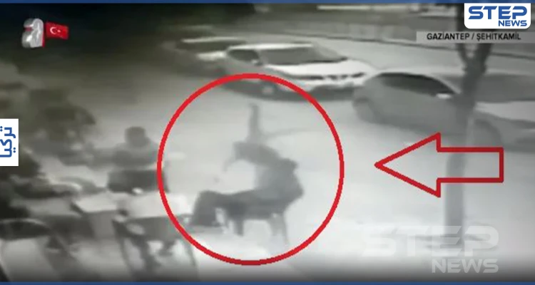 بالفيديو || نجا بأعجوبة.. سقوط طفل سوري من الطابق الثالث على رجل تركي في عنتاب التركيّة