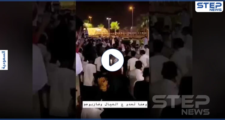 بالفيديو|| إحدى الفتيات مرمية بين عشرات الشبان.. مشاجرة جماعية في مكان عام بالسعودية