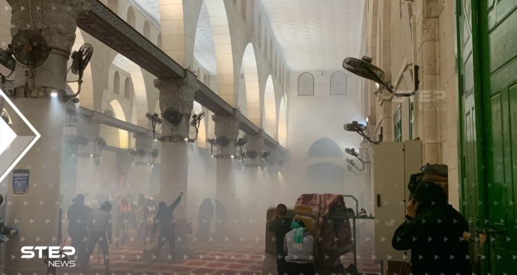 بالفيديو|| القوات الإسرائيلية تطلق الرصاص الحي في قلب المسجد الأقصى وتوقع عشرات الإصابات