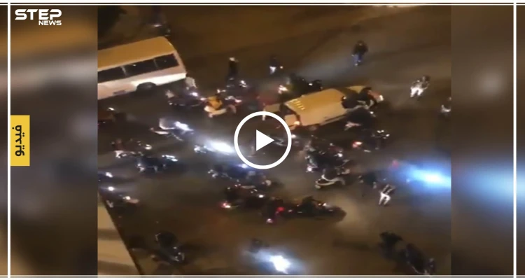 بالفيديو|| المتظاهرون اللبنانيون يتجمهرون أمام منزل رئيس الحكومة الجديد.. والهتافات تطالبه بالرحيل