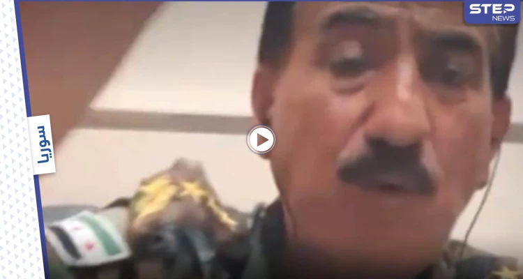 بالفيديو|| خلال بثٍّ مباشر مذيع يحرج قيادياً بفصائل المعارضة السورية الموالية لتركيا بسؤال.. والمفاجأة بردة فعل الأخير