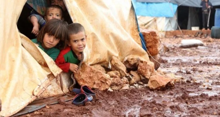 بالفيديو|| قادمة من تركيا.. عاصفة قوية تضرب مخيمات اللاجئين السوريين بإدلب وتحذيرات من كارثة