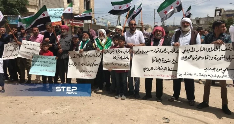 خروج مظاهرة في بلدة قباسين بريف حلب طالبت بإسقاط نظام الأسد