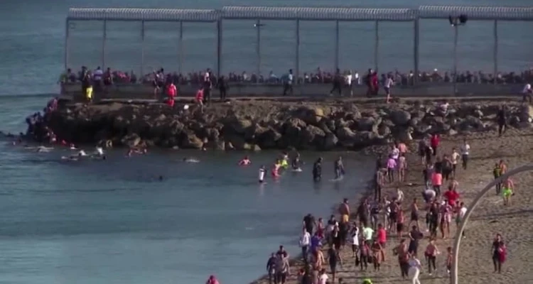 عدد غير مسبوق من المهاجرين يصلون مدينة إسبانية بيوم واحد وإعادة أكثر من 2000 منهم