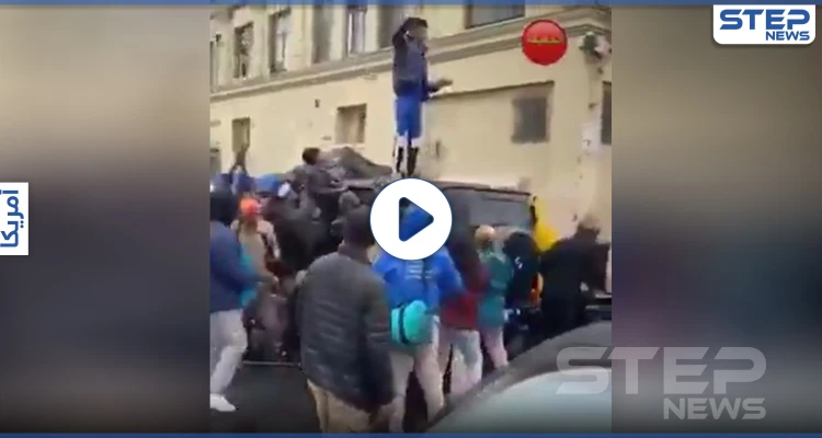 بالفيديو|| على طريقة روبن هود .. متظاهر أمريكي سرق مصرفًا ووزّع المال بالهواء على المتظاهرين